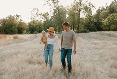 Family Of Three Picture Poses, Co Parent Photoshoot, Family Of Three Outfits For Pictures, Poses For A Family Of Three, Casual Outdoor Family Photos, Fall Mini Session Outfit Ideas, Field Photoshoot Family Of 3, Family Photoshoot With 3 Month Old, Family Of Three Fall Photoshoot