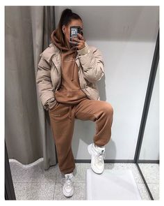 Instagram #brown #chinos #women #outfit #brownchinoswomenoutfit Outfit Ideas With Sweatpants, Joggers Outfit, Brown Outfit, Chill Outfits, Streetwear Fashion Women, Hoodie Outfit, Sporty Outfits