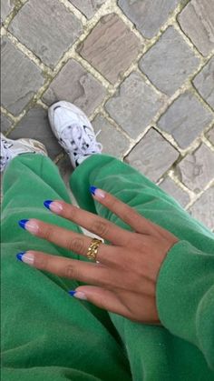 Discover the best bridesmaid nails ideas that you will absolutely love. Get inspired for your wedding day with stunning nail designs. Royal Blue Nails, French Tip Acrylic Nails, Minimalist Nails, Funky Nails, Pretty Acrylic Nails, Chic Nails