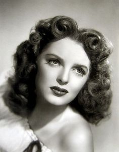 Bride's Hairstyle, 1940's Hair, Vintage Hairstyle, Julie London, 1940s Woman, Retro Pin Up