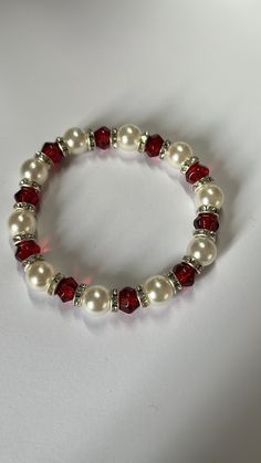 Perlenarmband mit elastischer Kordel, so dass es vollständig verstellbar ist. Faux Pearl und rote tschechische Kristallperlen mit funkelnden Zwischenperlen. Pretty Braclet Ideas, Red Pearl Bracelet, Pearl Bracelets Ideas, Red Bracelet Ideas, Bracelet Inspo Beads, Dr Bathroom, Simple Bead Bracelet, Pearl Bracelet Ideas, Elastic Beaded Bracelets