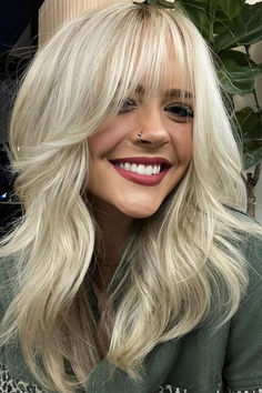 Embrace a carefree and chic vibe with feathered curtain bangs and a wavy, icy blonde mid-length hairstyle. The sun-kissed effect, created by darker roots and feathery layers, adds depth and texture for a stunning and versatile look. // Photo Credit: Instagram @hairbrained_official Blonde Curtain Fringe, Blonde Feathered Bangs, Blond Hair Bangs Long, Mid Length Wispy Bangs, Curtain Bangs Platinum Hair, Blonde Textured Bob Shoulder Length, Blonde Face Frame Bangs, Blonde Bangs Medium Hair, Blonde Hair Inspo With Bangs