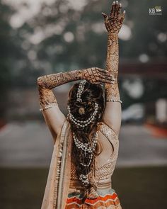 Mendhi Photo Shoot, Mendi Poses For Bride, Mehendi Photography Photo Shoot, Mahendi Dress For Bride, Mehandi Hairstyles For Bride, Mehandi Outfits Brides Indian Bridal, Mehandi Shoot Bride, Mehedi Poses, Mehandi Look For Bride