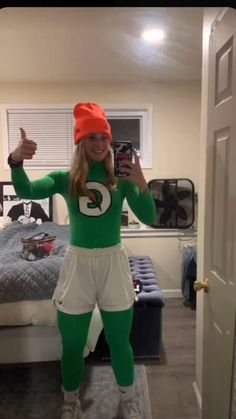 Fun And Easy Halloween Costumes, Costumes For Besties, Halloween Costumes For Besties, Gatorade Water Bottle, Halloween Costumes Duo, Casual Halloween Costumes, Teenage Halloween Costumes, Cute Group Halloween Costumes, Hot Halloween