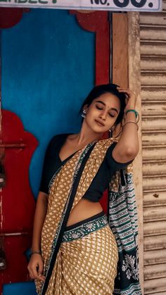 Kaavya Arivumani Kaavya Arivumani, Saree Aesthetics, Women Saree, Bengali Bride, Classic Portraits, Glamour Beauty, Indian Saree, Face Images