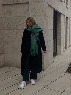 Winter Lisbon Outfits, Vienna Fashion Winter, Black Coat And Scarf, Black Coat Aesthetic, Big Coat Outfit, Cold Outside Outfit, London Street Style Winter, Black Coat Outfit Winter, Green Scarf Outfit