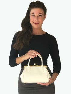 Elegant Cream White Handbag - Perfect for Weddings & Evening Events This sophisticated cream white handbag is ideal for special occasions like weddings or evening events. It can be worn as a handbag or a shoulder bag, thanks to the removable, adjustable strap. Inside, you'll find a practical zippered pocket and a spacious main compartment. Material: Genuine cowhide leather with a durable, easy-care Palmellato finish Features: 2 sturdy handles (approx. 11.4 inches) Removable, adjustable strap (ma White Satchel Bag With Pearl Handle, White Satchel With Pearl Handle, White Evening Bag With Removable Pouch, White Top Handle Evening Bag With Removable Pouch, White Satchel Evening Bag, White Evening Bag With Top Carry Handle, White Satchel Evening Bag With Detachable Strap, Classic Top Handle Evening Bag As Gift, White Evening Satchel With Double Handle