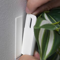 FEJKA Plante artificielle et supp mural, Intérieur/extérieur/vert, Quantité par paquet: 3 pièces. Plante artificielle qui apporte une touche de fraîcheur année après année. Idéal si vous n’avez pas la possibilité d’avoir une plante naturelle, mais que vous souhaitez profiter des beautés de la nature. Les jardinières à fixer au mur sont faciles à installer grâce aux crochets FIXA ou aux adhésifs ALFTA (les deux options sont vendues séparément). La plante reste bien en place sur le mur, car elle e Artificial Plant Wall, Wall Holder, Picture Hook, Support Mural, Plant Wall, Hanging Planters, Live Plants, Artificial Plants, Interior Exterior