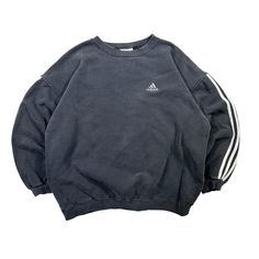 Vintage 90er Jahre Adidas Bestickter Pullover mit Streifen Zustand: Bitte beachten Sie die Fotos für Mängel oder Unvollkommenheiten. ♻ Aufgrund der Art der recycelten Mode kommt es zu Unvollkommenheiten. Wir geben unser Bestes, um Risse, Flecken oder sichtbare Abnutzung zu beachten. Bei Fragen stehen wir Ihnen gerne zur Verfügung. Maße: Grube zu Grube: 26 Zoll Länge: 66 cm Größe: XL 👕 Größenhinweise: Vintage-Kleidungsgrößen können dramatisch variieren. Wir geben alle Maße zusammen mit der Größe 90s Adidas, Adidas Sweater, Adidas Vintage, Recycled Fashion, Vintage Adidas, Striped Sweater, Vintage Clothing, Vintage 90s, Favorite Outfit