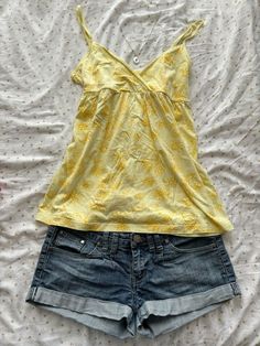 Princess Core Outfit Casual, 2000s Casual Outfits, Dream Clothes Summer, Aesthetic Yellow Outfits, Gyaru Fashion Summer, Tank Top Outfit Ideas, Girly Summer Outfits, Summer Thrift, Look 80s