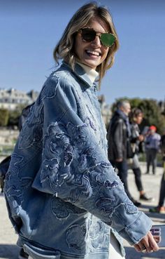 Bomberjacket Streetstyle, Embroidery Denim Jacket, Denim Embroidery, Denim Inspiration, Jacket Denim, Street Style Paris, Denim Trends, Navy Fashion, Japanese Outfits