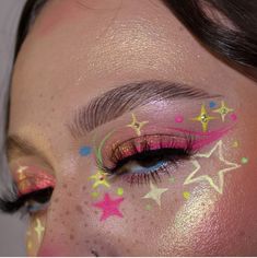 Fun Make Up Looks Eyeshadows, Fun Colorful Eye Makeup, Makeup Looks Graphic Liner, Fun Graphic Liner, Fireworks Makeup, Firework Makeup, Space Eyeliner, Fun Eyeliner Looks, Funky Eyeliner