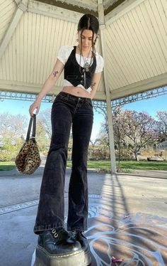 European Goth Fashion, 90s Aesthetic Clothing, Yn2k Outfits, La Grunge Aesthetic, Grunge Fashion Inspo Outfits, Grungy Chic Outfits, Dark Boho Clothes, Pinstripe Pants Outfit Grunge, Mexico City Trip Outfits