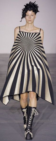 gareth pugh ss17 Michelle Lamy, Architectural Fashion, Gareth Pugh, Principles Of Design, Fashion Gowns, 2017 Fashion Trends, 2017 Fashion, Optical Illusion, Spring Summer 2017