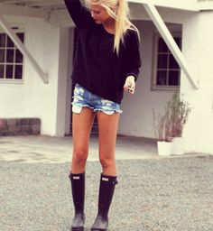 . Cute Rain Boots Outfit, Cute Rain Boots, Hunter Rain Boots, Look Vintage, Short Shorts, Look At You