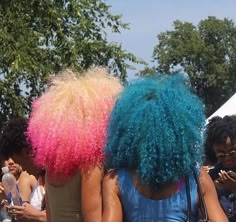 Photo Dyed Curly Hair, Cute Hair Colors, Colored Curly Hair, Pelo Afro, Dyed Natural Hair, Natural Curls Hairstyles