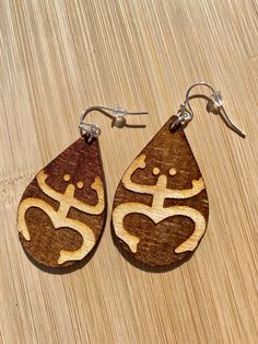 These earrings are engraved on birch wood and depict a Coqui Taino symbol. They are stained a dark wood color on the back and are natural color on the symbol. The darker contrast is the engraved wood.  The earring findings are hypoallergenic and do not contain lead/nickel.  Take care, they can be scratched/damaged if subjected to harsh conditions as they are natural wood.  Please see my shop for similar styles with tropical designs. Please follow me on Instagram: @craftymominspiration Other earrings: https://www.etsy.com/listing/1332257939/ https://www.etsy.com/listing/1284106872/ Coqui Taino, Birthday Gift For Sister, Puerto Rico Art, Tropical Jewelry, Engraved Earrings, Handmade Birthday Gifts, Gift For Sister, Birthday Gifts For Sister, Engraved Wood