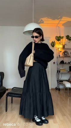 Outfit For Black Skirt, Fall Inspo Outfits Skirts, Long Skater Skirt Outfit, Summer Xmas Outfit, Bell Skirt Outfit, Cool Workwear Women, Long Full Skirt Outfit, Winter Dress Outfit Aesthetic, Black Patterned Skirt Outfit