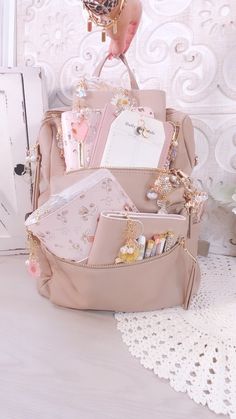 Blog Website Inspiration, Backpack Supplies, Happy Week End, Handbags For School, Packing Luggage, Babe Cave, Shoulder Bags For School