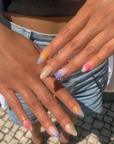 Aura nails are trendy right now, but they also hide a very interesting backstory. Want to hear it? Infrared Nails Design, Multi Color Aura Nails, Short Aurora Nails, Sunset Aura Nails, Nails With Sun, Aura Nails Tutorial, Aura Nail, Hawaiian Nails