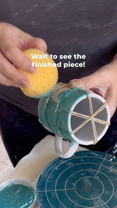 a person is using a sponge to make something out of an old barrel on the stove