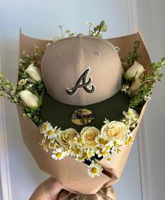 Boyfriend gift hat flower ramo buchón diy easy to make inexpensive personal brown green trending must haves Boyfriend Ramo, Fitted Hat Bouquet Men, Flowers For Him Boyfriends Man Bouquet, Fitted Hat Bouquet, Bouquet Of Flowers With Hat For Men, Valentines Gift For Boyfriend Hat Bouquet, Acrylic Toes