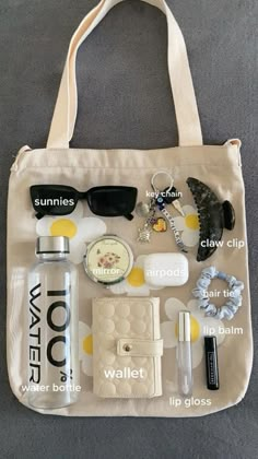 What To Pack In Handbag, Aesthetic School Bag Essentials, What To Pack In A Tote Bag, What To Pack In Your Backpack For Travel, Inside My Bag Travel, Whats In My Tote Bag Summer, Travel Bag Essentials Aesthetic, Things To Keep In Ur School Bag, Summer Clothes Inspo 2023