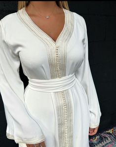 Nikkah Abaya, White Kaftan Dress, Moroccan Clothes, White Caftan, Caftan Simple, Outfits Muslim, Abaya Outfit, Moroccan Clothing, Moroccan Kaftan