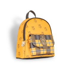 HARRY POTTER - Poufsouffle - Mini Sac à dos Plaid à Carreaux '25x25cm' Ce mini sac à dos Harry Potter Poufsouffle Premium House est un accessoire indispensable pour les fans de tous âges !Fabriqué à partir d'un peu de magie et d'un matériau polyuréthane de haute qualité pour garantir une qualité de couleur et une durabilité durables !L'insigne en métal bronze antique et les breloques ajoutent un style extra luxueux à ce mini sac à dos !Produit sous licence officielle de Bioworld International In Plaid Backpack, Harry Potter Merchandise, Harry Potter Hufflepuff, Star Wars Collection, Bronze Metal, Shrek, Mini Backpack, Country Girls, Back Strap