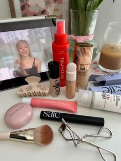 Morning Rituals Aesthetic, Rituals Aesthetic, Morning Makeup, Makeup Bag Essentials, Eye Makeup Pictures, Makeup Needs, Makeup Eye Looks, Makeup Obsession, Makeup Items