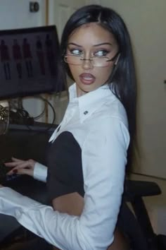 Glasses Inspiration, Corporate Chic, Cindy Kimberly, Mode Inspo, Geek Chic, Pretty Makeup, Cute Makeup, Looks Vintage, Office Fashion