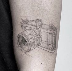 a camera tattoo on the right thigh