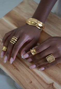 Gold Accessories On Black Women, Black Women Gold Jewelry, Gold Jewellery Black Women, Black Women Wearing Gold Jewelry, Golden Jewelry Aesthetic, Gold Rings Aesthetic Black Women, Black Women Gold Jewelry Aesthetic