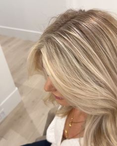 Natalie McKell on Instagram: "It’s the raw lift for me #btconeshot2023_blondes @oneshothairawards #livedinblonde #haireducation" Blonde Hair With Lowlights Medium Length, Balayage Hair Blonde On Blonde, Blond Hair Colour Ideas, Full Head Of Highlights On Blonde Hair, Pearlescent Blonde Hair, Butter Blonde Hair Dark Roots, Highlights For Natural Blonde Hair, Alex Earle Hair, Partial Highlights On Blonde Hair