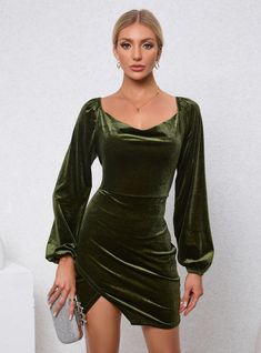 Looking to make a statement at your next event? This green velvet dress is designed to captivate. The dress features a sweetheart neckline that highlights the decolletage, while the long, voluminous sleeves add a regal touch. The rich velvet fabric not only looks luxurious but also feels incredibly soft and comfortable against the skin. The ruched side detailing and asymmetrical hemline enhance the dress's silhouette, flattering your figure and adding a contemporary edge. Ideal for evening parties, formal gatherings, or a night out, this dress combines classic elegance with modern sophistication. Pair it with bold accessories and high heels to elevate your look, or keep it simple with delicate jewelry for a refined appearance. This dress is a versatile piece that will ensure you stand out Leisure Wear Women, Velvet Pattern, Banquet Dress, Velvet Cocktail Dress, Banquet Dresses, Hip Skirt, Dress Occasion, Velvet Skirt, Split Dress