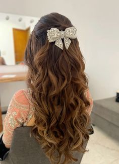 #hair #hairstyles #bow Bridal Hairstyle With Bow, Gowns Hairstyles Indian, Haïr Style For Wedding Function, Trending Hairstyles For Wedding, Engagement Look Hairstyle, Bow Hairstyle Wedding, Haïr Style For Marriage, Easy Curled Hairstyles For Long Hair, Function Hairstyles Indian