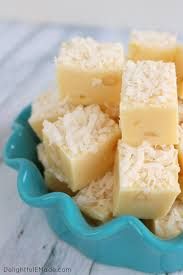 Coconut Fudge Recipe, Coconut Cream Pie Bars, Coconut Fudge, Coconut Recipes Dessert, White Chocolate Coconut, Salted Caramel Fudge, Fudge Candy, Coconut Desserts