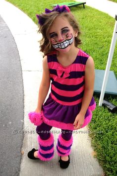 Awesome Family of Six Alice in Wonderland Group Costume Wonderland Group Costume, Alice In Wonderland Group Costume, Cheshire Cat Costume, Halloweenský Makeup, Alice Costume, Hallowen Ideas, Mad Hatter Party, Family Of 6, Alice In Wonderland Costume