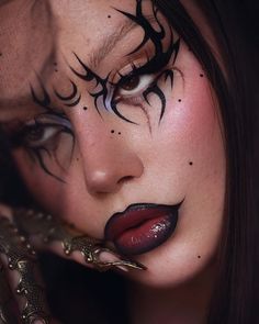 Dark Festival Makeup, Makeup Looks Artistic, Edgy Eyeliner, Colorful Grunge Makeup, Makeup Crazy, Makeup Ideas Crazy, Red Black Makeup, Cybersigilism Makeup, Metal Makeup Looks