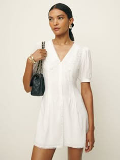 How classic. Shop the Nonie Dress from Reformation, a sleeveless mini-length dress with a v-neckline, big collar, and a button front. Women’s White Dress, Long Sleeve Summer Outfits, White Button Down Shirt Dress, Maladaptive Daydreaming, Time Clothes, Work Wear Outfits, Summer Capsule, Big Collar, Collared Dress