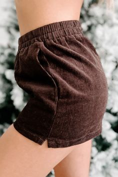 Casual Brown Corduroy Bottoms, Brown Cotton Shorts For Fall, Brown High Waist Corduroy Shorts, Brown High-waisted Corduroy Shorts, High Waist Brown Corduroy Shorts, Brown Corduroy Shorts With Pockets, Fall Corduroy Shorts, Short Length Corduroy Bottoms, Fall Shorts Outfit Autumn