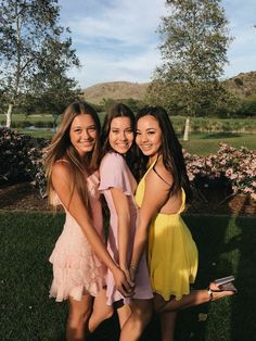 Foto Best Friend, Sisters Photoshoot Poses, Homecoming Pictures, Sisters Photoshoot, Best Friend Photography, Best Friend Poses, Best Friend Photoshoot, Bff Photoshoot Poses