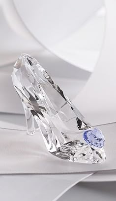 Cinderella Slipper, Dr Shoes, Disney Figurines, Crystal Figurines, Glass Figurines, Glass Slipper, Crystal Art