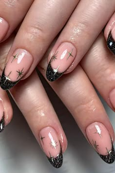 Indulge in Elegance: Almond-shaped nails adorned with black French tips, embellished with delicate gold stars, and grounded in a soft pink base, bring sophistication and festive glamour to your Christmas soirées.✨ // Photo Credit: Instagram @illustrated_nails Black Sparkle Nails, Taylor Swift Nails, Nails Prom, Sparkle Nails, Star Nails, Festival Nails, Prom Nails, Gold Nails