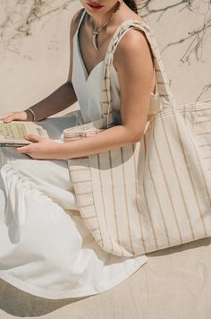 VERANO ARENA – La Paso Bien Oversized Beach Bags, Cotton Beach Bag, Tote Bag Beach, Beach Stuff, Summer Tote Bags, Neutral Style, Summer Tote, Oversized Tote, Fashionista Clothes