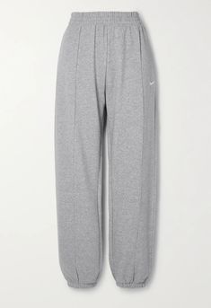 Gray Sports Pants, Fame Clothes, Grey Sweats, Nike Sweatpants, Grey Sweatpants, Pinterest Outfits, Jogging Pants, Chunky Sneakers, Dream Clothes