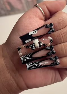 halloween nail inspo Spooky Junk Nails, Halloween Cowboy Nails, Stilleto Halloween Nail, Long Black Nails With Charms, Classy Spooky Nails, Halloween Nails And Toes, Spooky Nails Square, Xl Nail Designs, Extra Halloween Nails