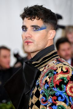 Male Runway, Futuristic Makeup, Wet Look Hair, Runway Hair, Pride Makeup, Runway Makeup, Mens Editorial, Male Makeup, Halloween 2022