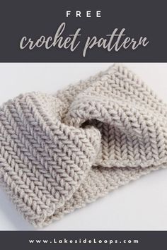 a white knitted scarf with text overlay that reads free crochet pattern