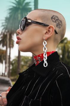 Drop lock earrings to fit your grungy mood. *Sterling Silver Earring Post Above The Eyebrow Piercing, Buzz Cut Girl, Scalp Tattoo, Street Photoshoot, Shaved Hair Cuts, Shaved Hair Designs, Buzzed Hair, Shave My Head, Bald Girl